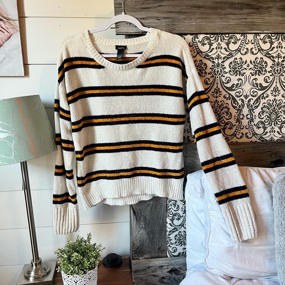 Super soft Rue 21 sweater 💛